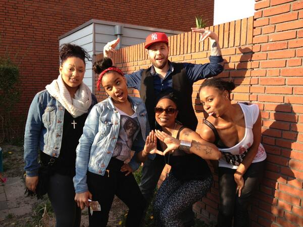 AngelainAlmere's tweet photo. Helemaal klaar voor queen b. #beyonce #ziggodome. Who run the world. GIRLS!!! And Lion hahaha http://t.co/1XVdBjJ2tQ