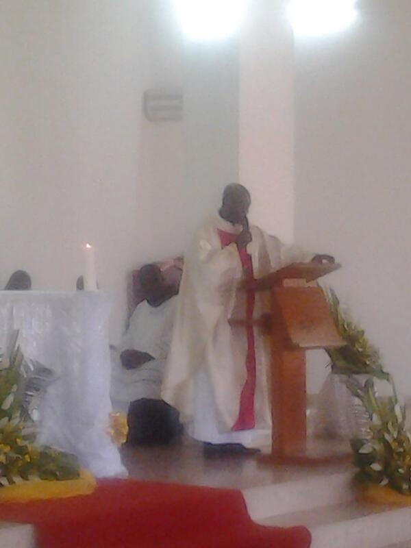 EssoMarie's tweet photo. Voici un st pretre kacou kacou simplice http://t.co/dtaRMwGY70