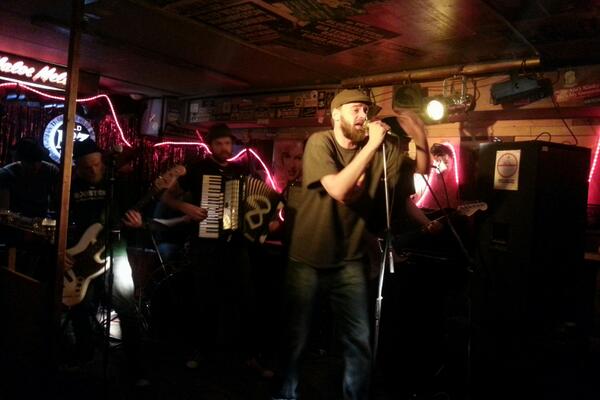 Heeeerlijk avondje knallen gisteren samen met The Shakedown 8! Iedereen bedankt voor het meeskanken!! #maloemelo