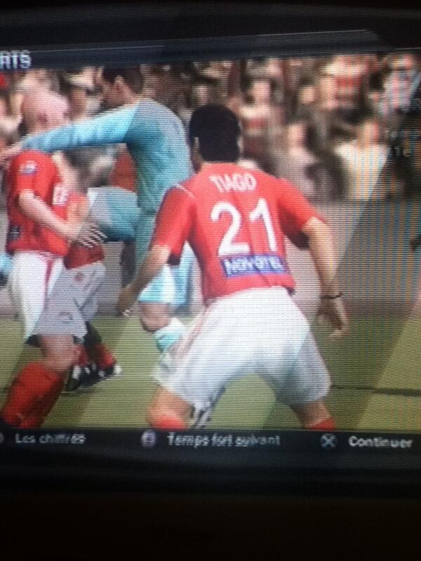 EmorineJ's tweet photo. @NoemieNoly une petite parti de FIFA bien marrant lol 
6-4
4-4
5-4 http://t.co/eFCA9090Dj
