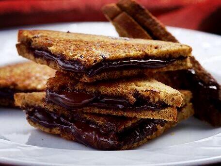 EsComida's tweet photo. Estos sandwiches tostados de Nutella se hacen rápido, pero se devoran aún más rápido!! http://t.co/PntVDErhx5