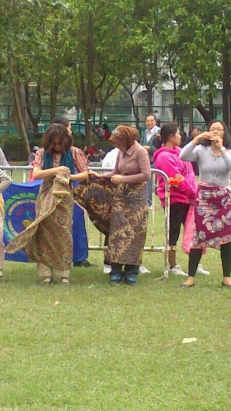 IMWUHK's tweet photo. Bmi Bukan Sekedar Kebaya n Sanggul.. @SBYudhoyono tp Kartini yg mandiri n mmprjuangkn dignity http://t.co/1oTlIcRXSX