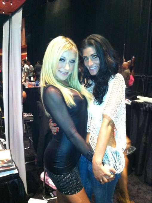 With one of my favorite girl fans! Miss amie! http://t.co/OtIVvBpnEp