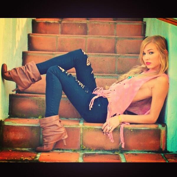 HMRgals's tweet photo. Slasher tee #sizzle #sundayfunday #girls of #hmr #heartmajestic http://t.co/a1DrvX5WXA
