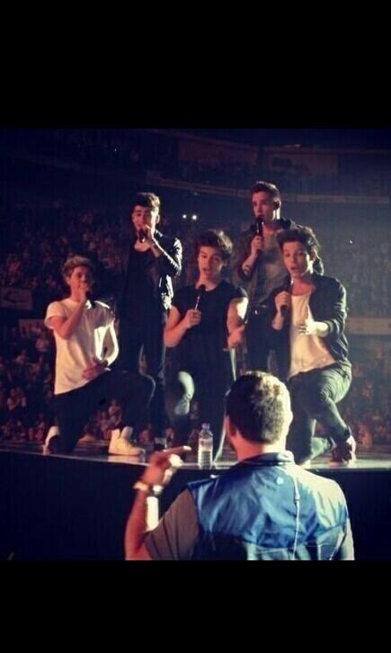 cupsofteas's tweet image. HAHA OMG THEY ALL SANG TO PAUL