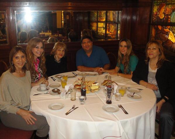 justiciatv's tweet photo. "@gabycastellani: Divina tarde de té.. en Las Violetas.. @Merilulisok, @alfanograce, Lili, @cortinaspvc y mi mami..♥ http://t.co/h54kr0nOXj"
