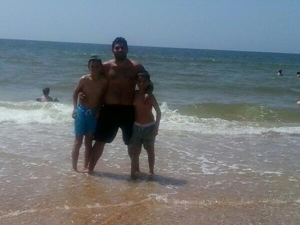 _alifdezp's tweet photo. Pono Qm estoi aficionando al puxerito?umm Qriko dspue d 1diita d playa genial kn mis niños xikos y mi niño grande osQ http://t.co/2H4z8Tyyy2