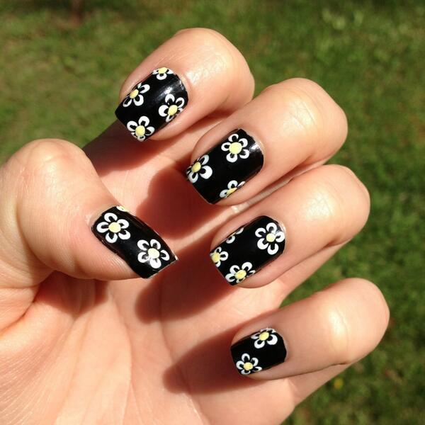 ximenacitlali's tweet image. My nail game. #daisynails