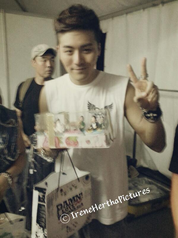 IreneHertha's tweet photo. 130420 Smile ~ ^^ ⓒIreneHerthaPictures #SamsungNoteII #ERuConcertinJakarta @eru_Ndrew http://t.co/M2JtRW6pfA