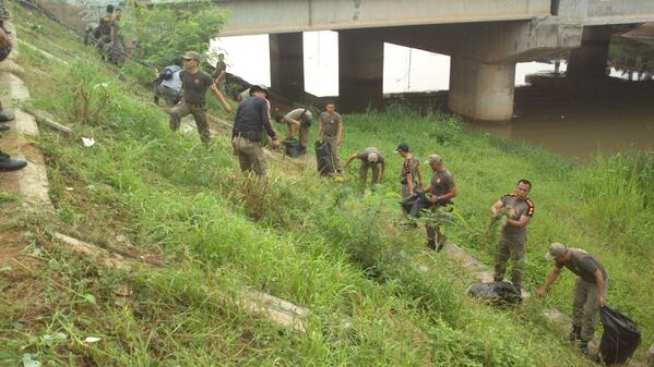 Satpolpp_Jakut's tweet photo. Anggota Satpol PP Jakarta Utara Melakukan Kerja Bakti di Pinggiran Banjir Kanal Timur (BKT) http://t.co/B2sPe6WlpE
