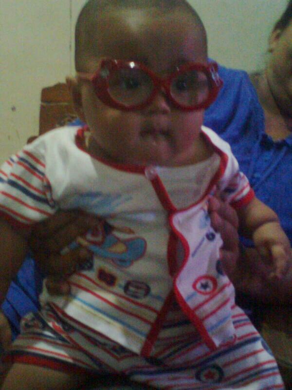 gab_oy's tweet photo. Lha ini kacamata nyantolnya di pipi bukan di idung hadeuuhh..#Haqi http://t.co/C1NDR8BuMW