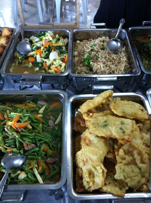 KIBUHAJI's tweet photo. Sayur sehat u/ tubuh dan baik u/ pencernaan 8. Ongseng toge 9.buncis 10. Capcai dikombine dgn 11. Tempe mendoan nyam http://t.co/tecCFLif1P