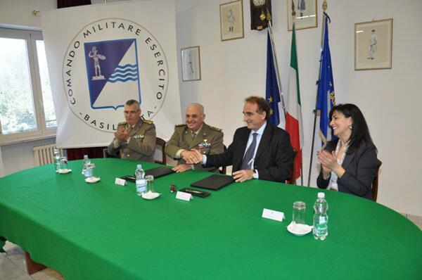 Esercito's tweet photo. #Comando #Militare #Basilicata e #ASSOIL School per #Volontari #Congedati #Esercito_IT
http://t.co/YuZK8jntn4 http://t.co/M7tXGGGRrG