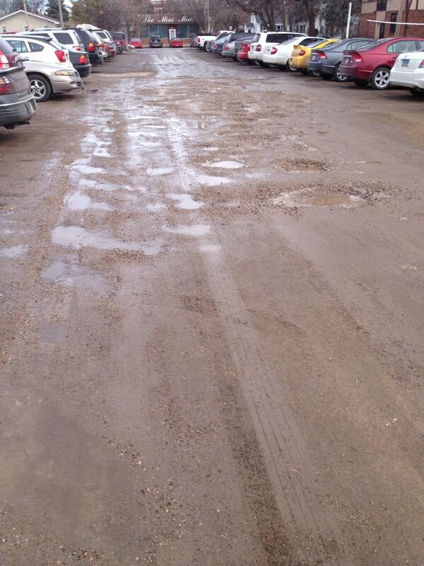 kaitlyn_777's tweet image. Here at UND we strive for excellence...portrayed perfectly by this muddy parking lot #UNDproblems