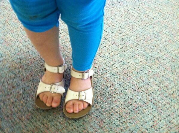 kslincoln5978's tweet image. What happens when daddy gets us dressed. #twoleftshoes @slincoln33