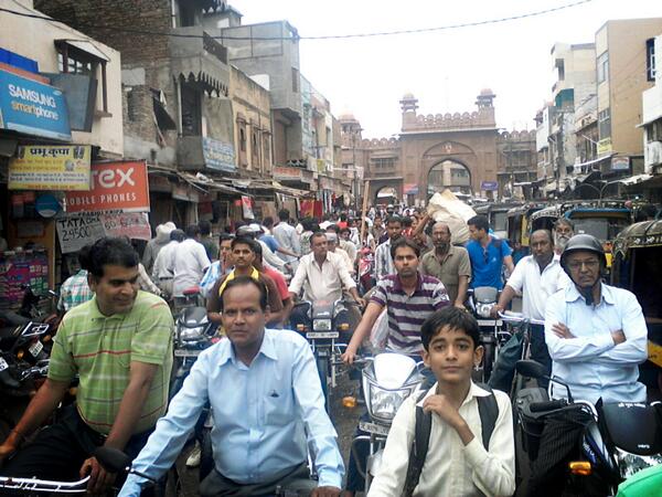 saurabhx10's tweet photo. what the heck...traffic jam plus rain!!! :/ #KoteGate #Bikaner #India http://t.co/CRnPDr5JHR