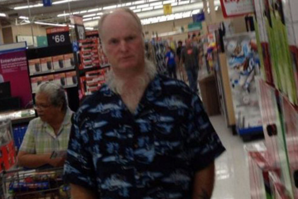Yurtdışında gittiğim bir avm'de boynu kıldan ince olmayan bir amca görmüştüm.
