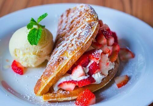 EsComida's tweet photo. Crepe con fresas y nata acompañado de delicioso helado de vainilla. #Sensacional http://t.co/JJBhKbqEWs