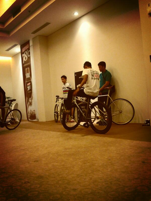 WIOS_'s tweet image. Wearing @WIOS_ while tricki trick. Wios apparel greetings from bogor. Love your earth!!