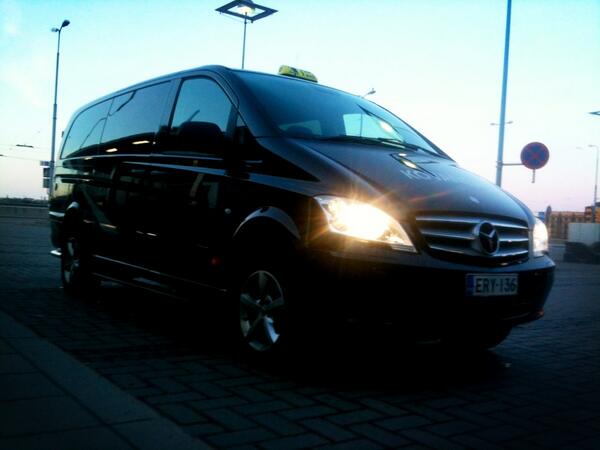 Plääh ja plööh, jospa nokka jälleen Helsinkiä ja kruisailee. Autossa kuulemma sivuovi ja ohjaustehostin sökönä. Jee!