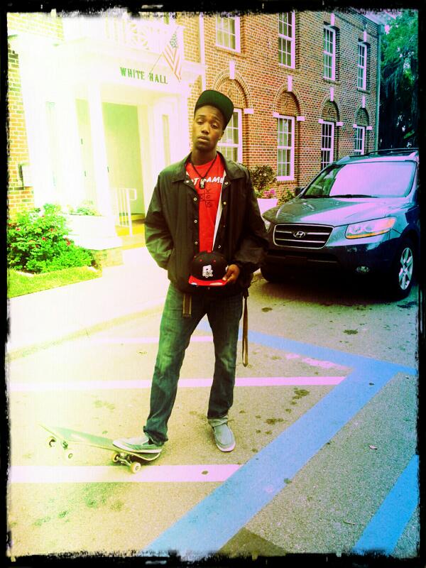 DemoDaDonBandit's tweet photo. @Poorstar_inc  kickin it http://t.co/VqxN9S3xrG