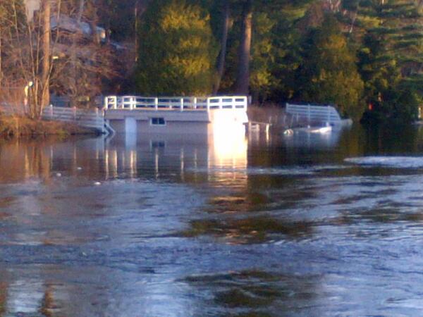 MuskokaMedia's tweet photo. Boathouse where North &amp; S branches of Muskoka r converge: taken this a-m #flood http://t.co/Ihcgi4tnov