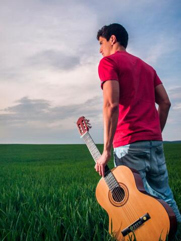 hay que reír, hay que vivir, hay que intentar porque la música es la fuerza  que nos impulsa a luchar por los sueños