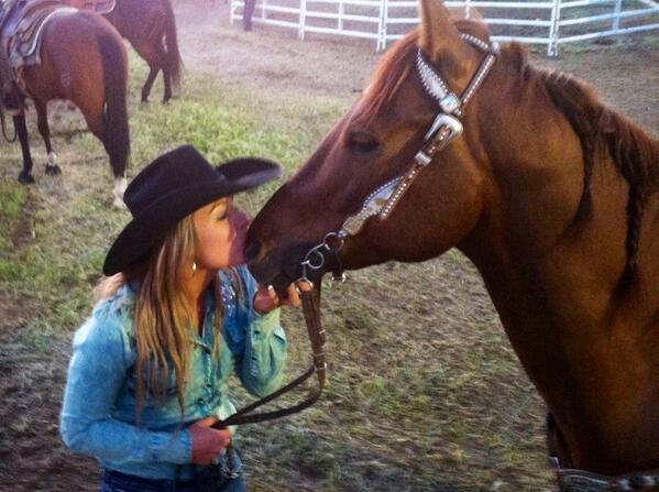 Lauren_Leighona's tweet image. “@jhrodeogirl: #redbluffroundup #Fridaynightperf #kisses http://t.co/W5eairtPml” That headstall 😍😍😍😍👌