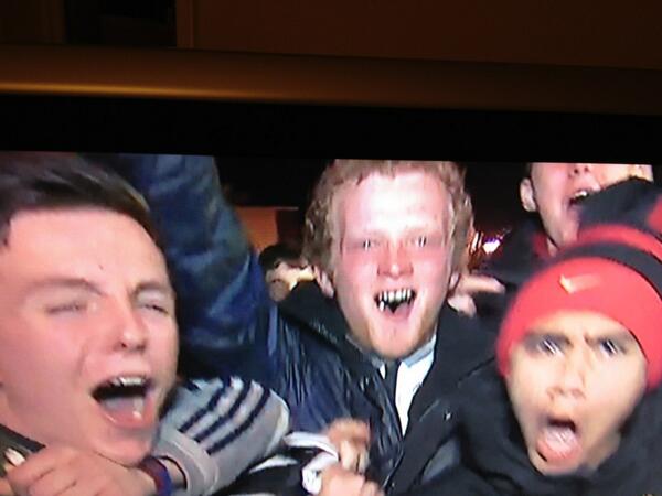 lasseav's tweet photo. Sønnen til Dan Børge Akerø tar helt av på TV 2 utenfor Old Trafford nå. #2pl http://t.co/jx5ikz8sIo