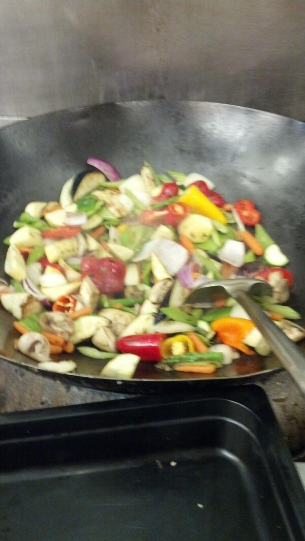 Buffalo_Polska's tweet image. Wok the wok #chefpower #searedveggies #wokey