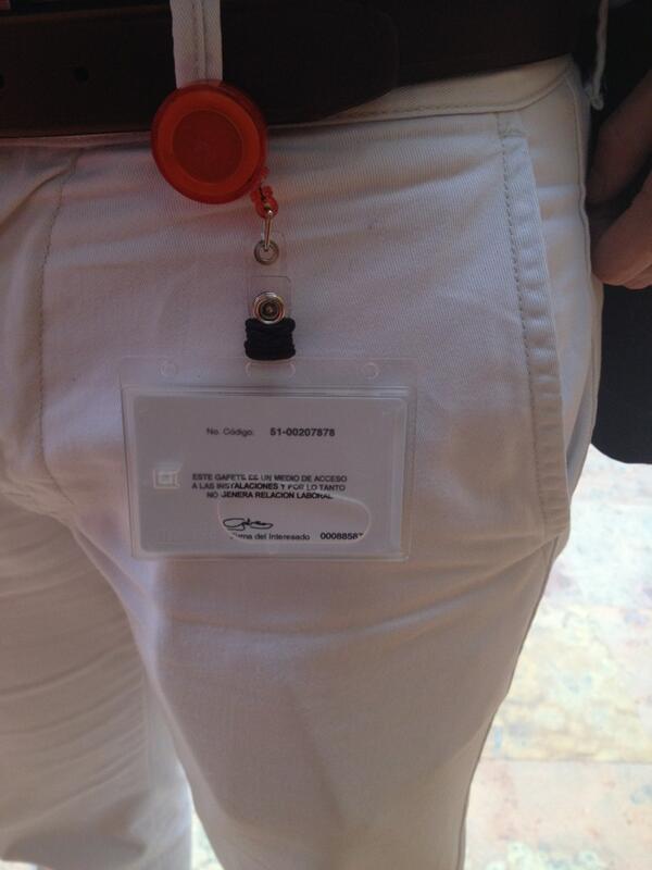 Que se cuelgue el cafete en el pantalón y lo estire para pasar #dealbreaker