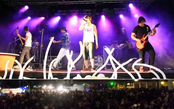 TheTigers3BR's tweet photo. FOTO:Chris cantando Let Me Save You Tonight! Lindo <3 http://t.co/wt7HnaLZkW