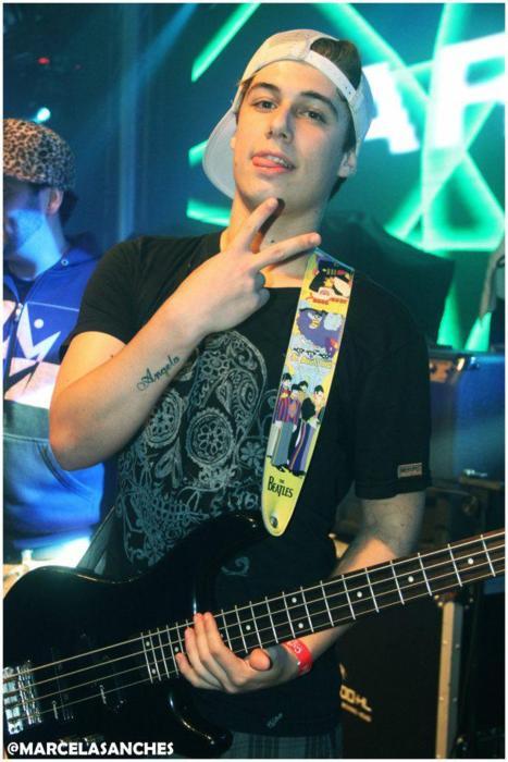 TheTigers3BR's tweet photo. FOTO:Chris com seu baixo cantando Kiss Me PLEASE <33 http://t.co/lzA7VDAqrA
