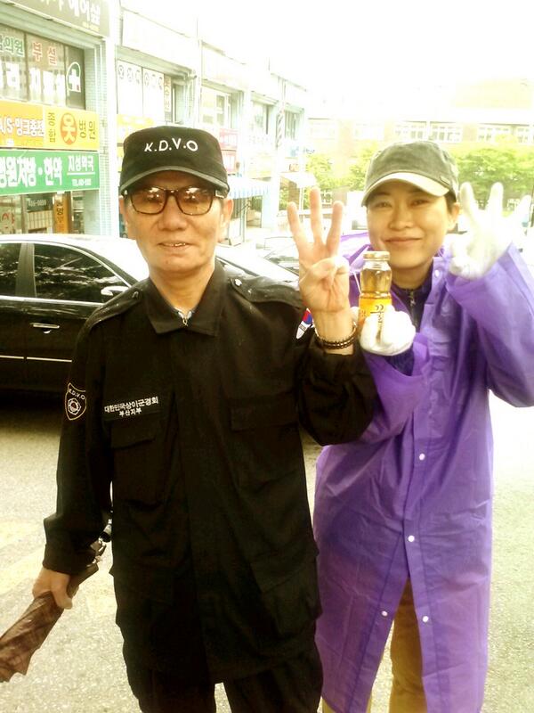 ziyo16's tweet photo. 상이군경회 회원이신 어르신이 꿀물을 사주시며 승리하라 인사해 주셨습니다. 아침부터 뭉클한 일들이 많아 자꾸 눈물이 나고 목이 메입니다. 이 착한 사람들을 위해 영도는 3번 민병렬(@minpower99) http://t.co/YN8rGwJXqB