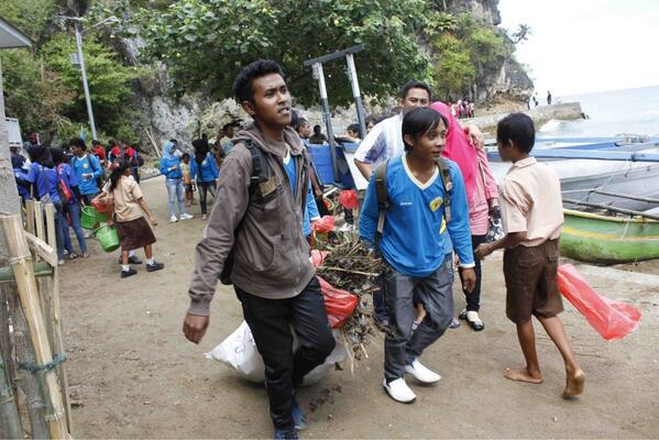 aksawigo's tweet photo. Komunitas yg terlibat dalam Pembersihan Sampah di Kawasan Olele dalam #Aksawigo | @nggra @EHindonesia http://t.co/x8cLCN8HI3