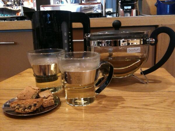 kaldihaarlem's tweet image. De perfect gezette groene thee heeft een watertemperatuur tussen de 70 en 88 graden. Geserveerd in #Bodum servies.