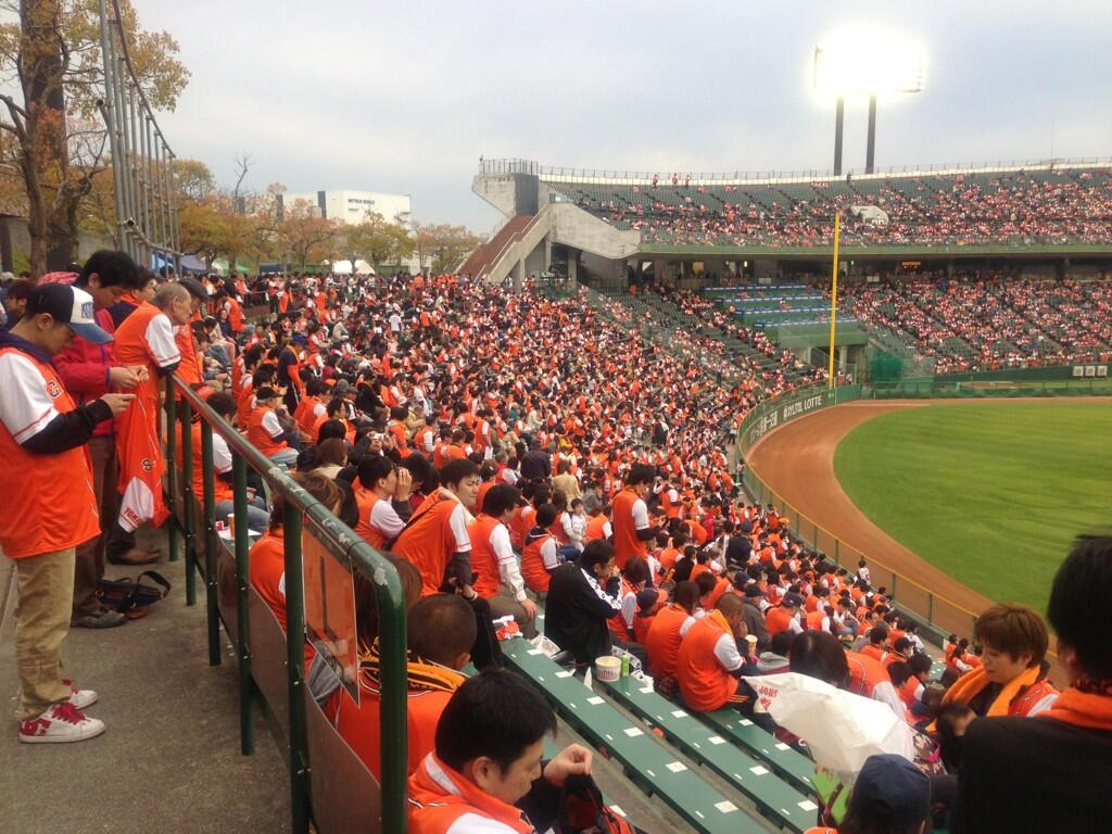 大阪の熱狂的巨人ファン 神戸がオレンジ色に染まりました 絶対勝つぞ ジャイアンツo O Giants Http T Co Jtlvschv3l 大阪の熱狂的巨人ファン 神戸がオレンジ色に染まりました 絶対勝つぞ ジャイアンツo O Giants Http T Co Jtlvschv3l