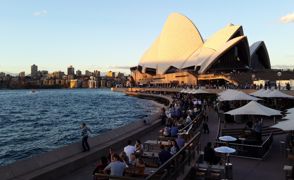 SamsungMobile's tweet photo. The sails of @SydOperaHouse is your canvas tonight as it transforms into your portraits for the launch of #GALAXYS4 http://t.co/IhIfbjEE88