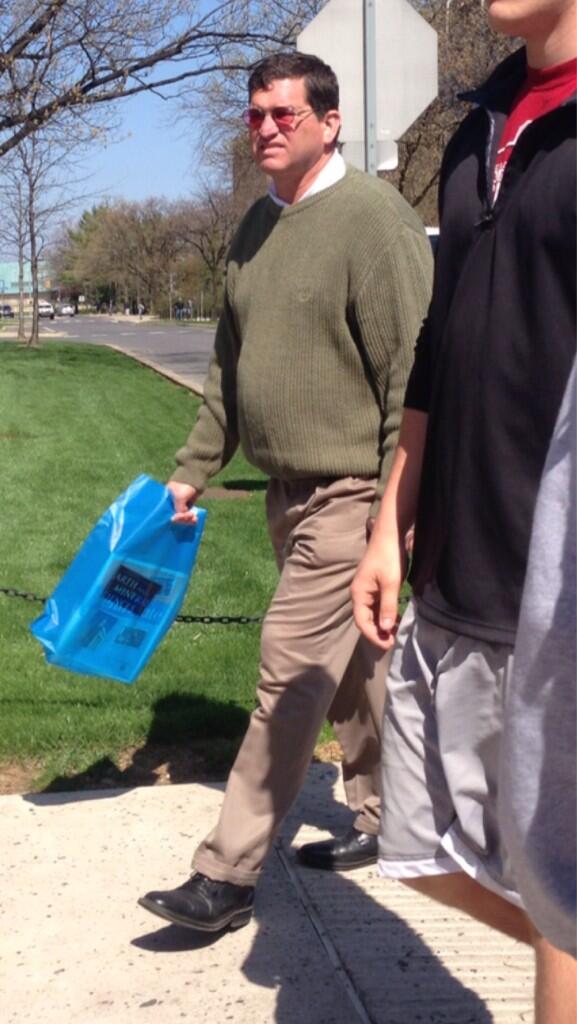 CampusTourDads's tweet photo. "Can we hurry this up? I have to be at the golf course for a 12:15 tee time" http://t.co/kog5E5jUQb
