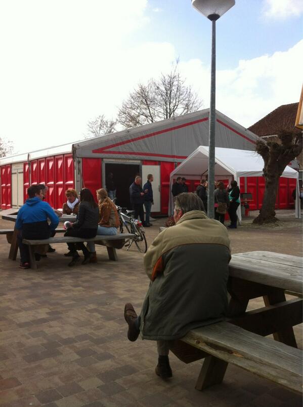 <a href="/KlaasPruimTerug/">Klaas Pruim Terug</a> Het is net #Rodermarkt muziek schalt uit de tent in gemoedelijke sfeer.