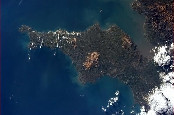 IMAGE: https://pbs.twimg.com/media/BIiRRSuCUAAiASQ.jpg