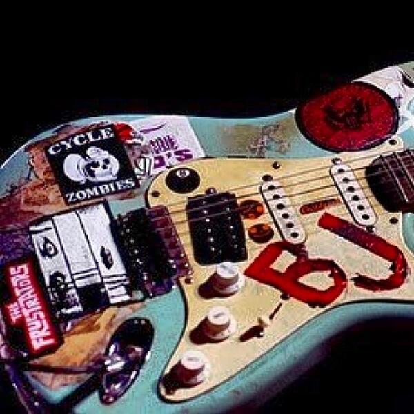 St Jimmy ビリー ジョー のブルーをよく見ると フロントとセンターのpuの位置がリッチー ブラックモア並みに下がっている リアハム1発で年以上酷使した激鳴りボディなんだろうな この フェルナンデスは Http T Co K3fazchqoa