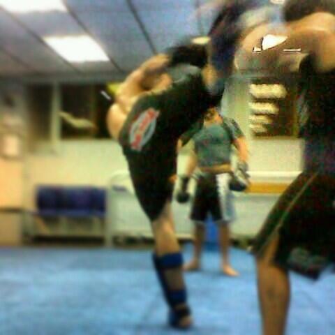 420bjj's tweet photo. Quieres aprender a defenderte??? http://t.co/wvEWYJzeIg