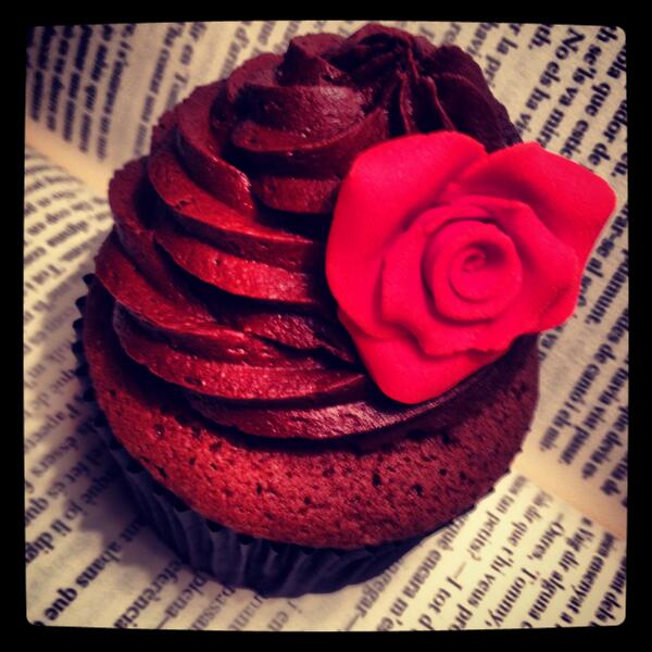 LeDouxCollage's tweet photo. Esta es una de nuestras #cupcakes que hemos hecho para #santjordi2013!! http://t.co/pqaPKWHSB4