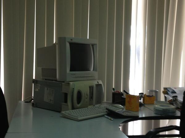 Shfarca's tweet photo. Me pregunto como es que siguen existiendo estas computadoras... http://t.co/AMrZX5wegj