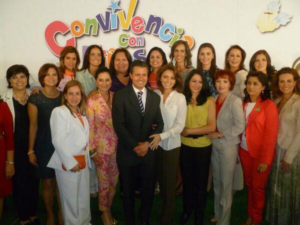 DIF_NAYARIT's tweet photo. Ana Lilia se reúne con EPN y Angélica Rivera para buscar beneficios para la niñez nayarita http://t.co/y29XQQJxyT