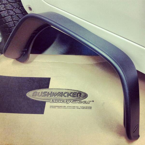 BellOffRoad's tweet image. #Bushwacker flat fenders for our #Jeep #tj