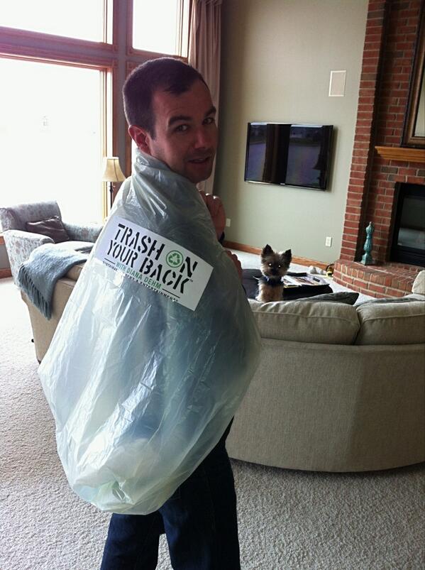 DAY 2: <a href="/CarpenterWMSS/">Tom Carpenter</a> on 5-day #trashonyourback challenge with <a href="/diana_dehm_snae/">SUSTAINABILITY NEWS</a> RT Bag is a bit heavier after lunch.