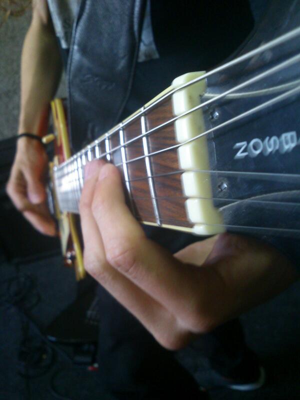 Sulfurcide's tweet photo. Do you think it is a #cool #photo? #metal #guitar #music #gibson http://t.co/DISi6mZDcY