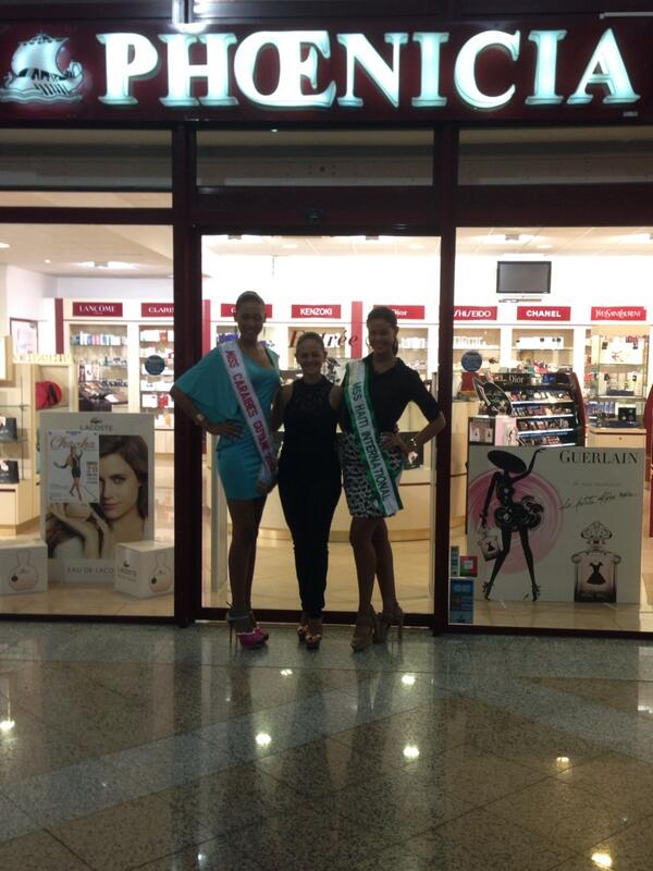 NChaia's tweet photo. Devant Phoenicia Montjoly avec 2 belles Miss.... http://t.co/y2rjOJRwLD